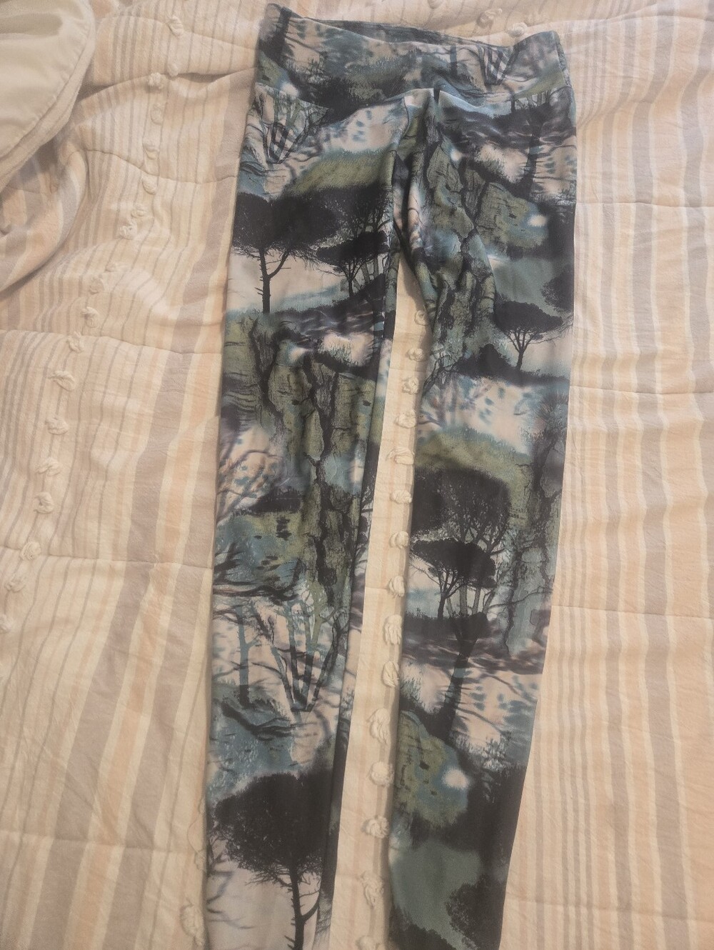 Onzie Womenโs Skinny Leggings - Blue Green Black Nature Print